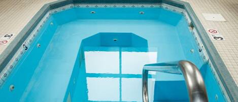 Banyera d'hidromassatge coberta