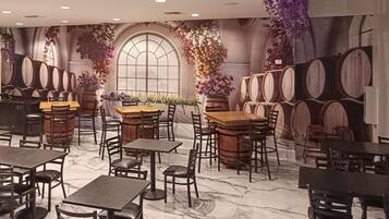Un restaurant doté d’un sol en marbre, de tables et de chaises en bois, ainsi que de barils à vin.