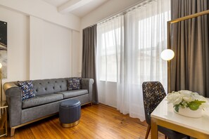 Suite Exécutive, 1 très grand lit | Coin séjour