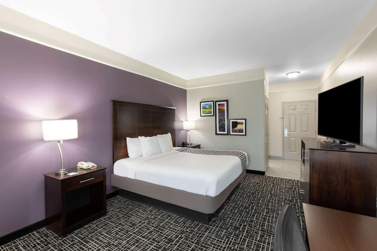 room, 1 king bed, accessible, non smoking (mobility/hearing, roll-in shower) | premium bedding, desk, laptop workspace, blackout curtains