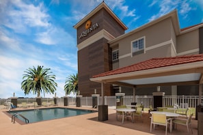 Alberca al aire libre y camastros