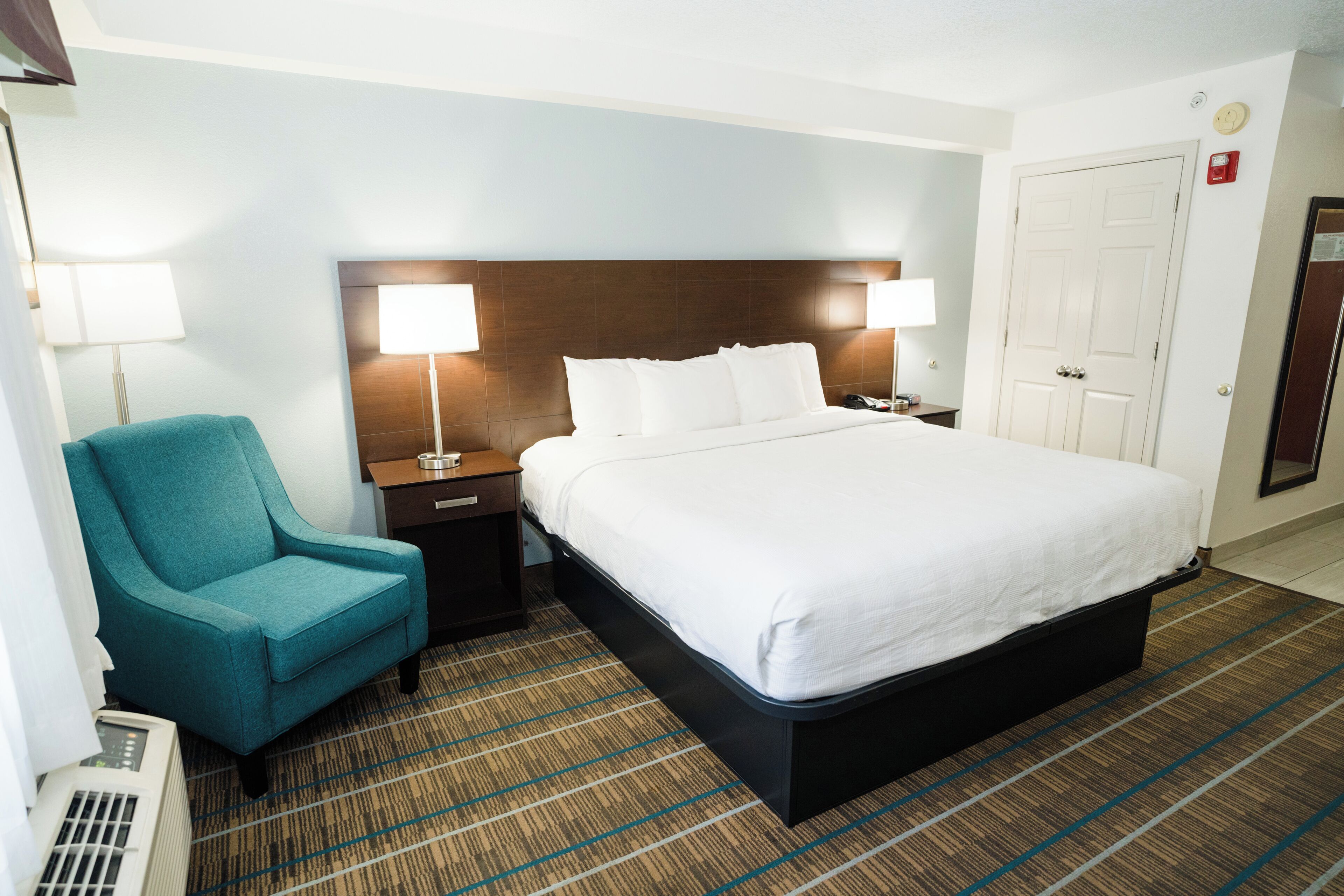 Een koelkast met diepvriezer, een microgolfoven, een kookplaat