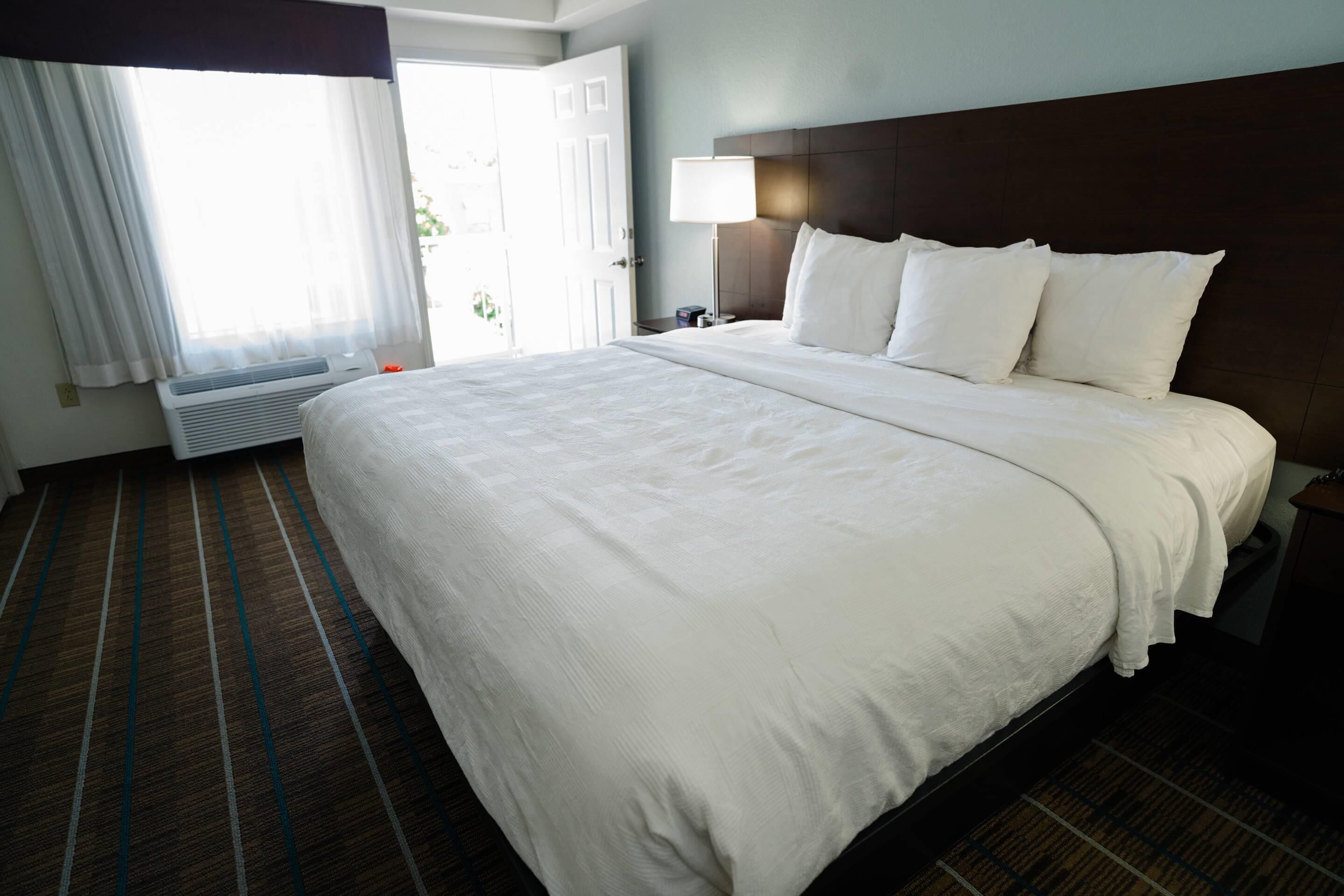 低刺激性寝具、ピロートップベッド、客室ごとに異なる装飾、客室ごとに異なるインテリア