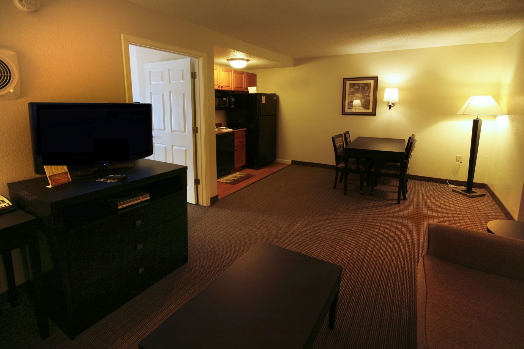 Living area | 32-inch LCD TV with cable channels, TV