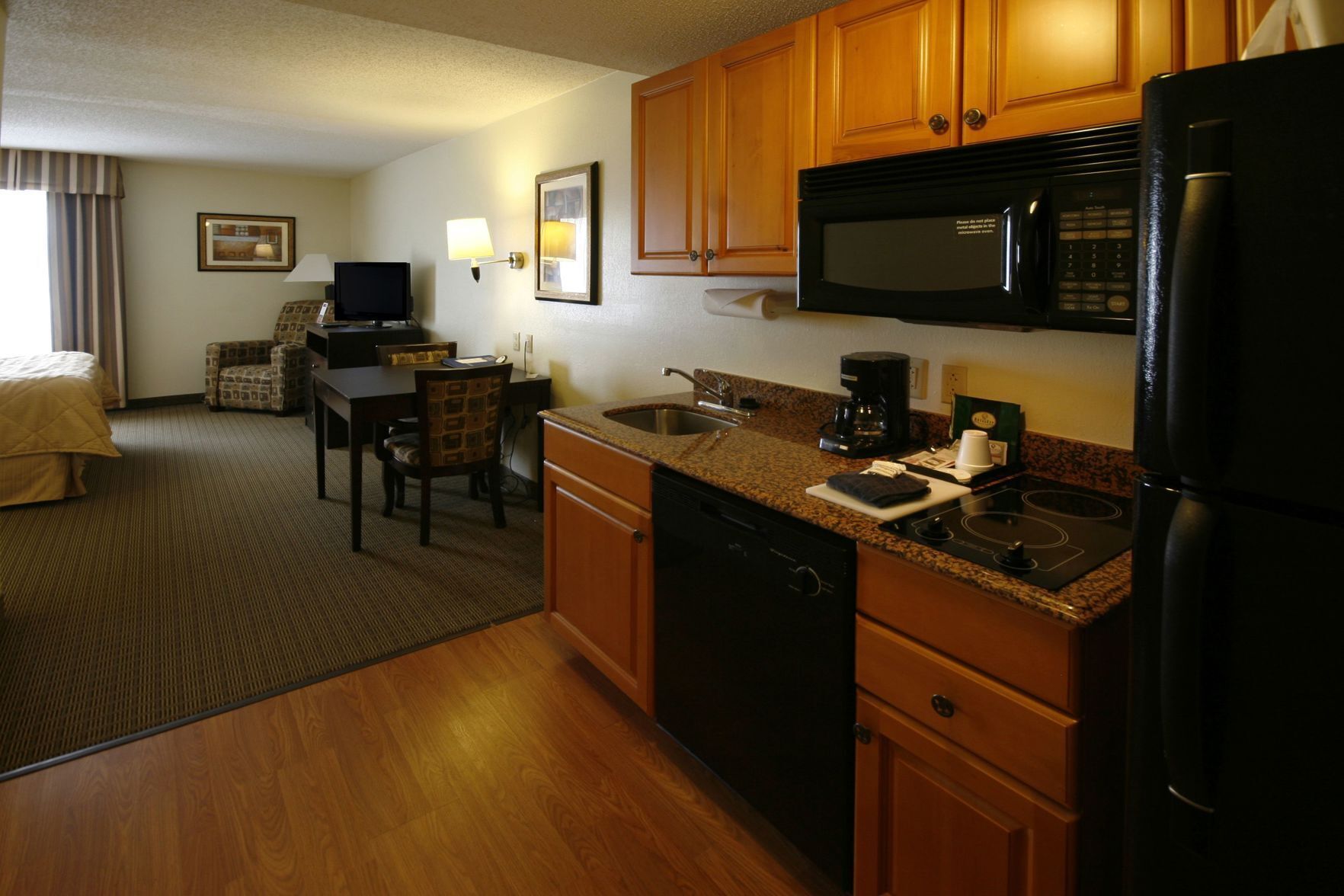 Private kitchen | Full-size fridge, microwave, stovetop, dishwasher
