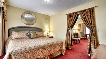 Lawn View Suite 1 King Bed | Escritorio, tabla de planchar con plancha, wifi gratis y ropa de cama