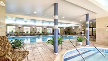 Alberca techada, acceso de 10:00 a 20:00, y camastros