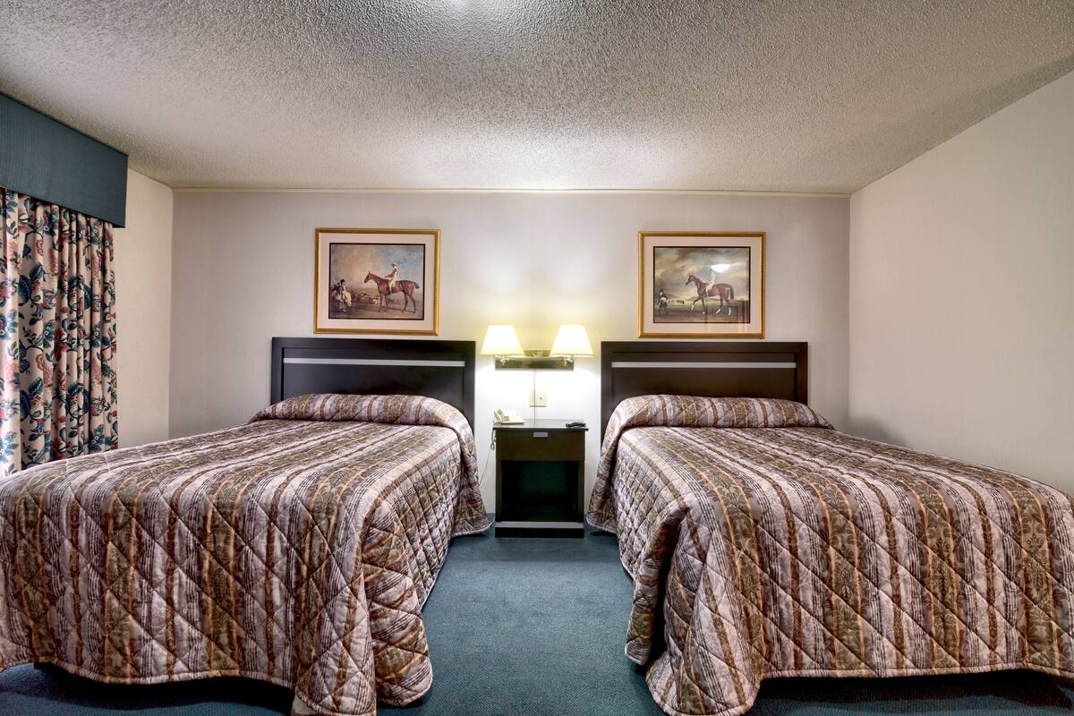 Courtside Room  2 Double Beds | Escritorio, tabla de planchar con plancha, wifi gratis y ropa de cama