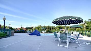 Indendørs pool, åben fra kl. 10.00 til kl. 20.00, liggestole