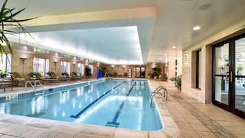 Indendørs pool, åben fra kl. 10.00 til kl. 20.00, liggestole