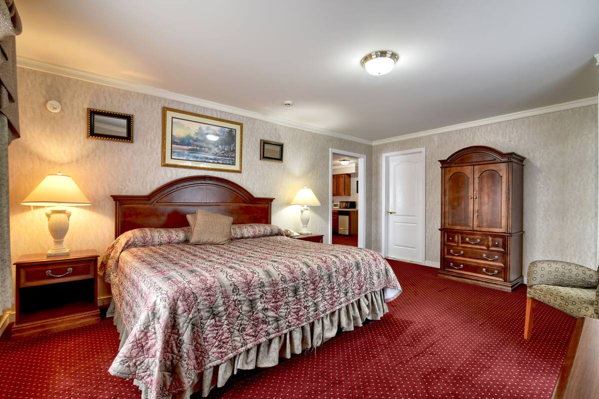 Val Kill Executive Room | Escritorio, tabla de planchar con plancha, wifi gratis y ropa de cama
