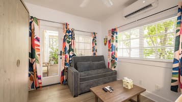 Rom – standard, flere senger, ikke-røyk (1 Queen Bed 3A) | Oppholdsområde | TV