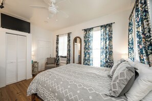 Rom – standard, 1 queensize-seng, ikke-røyk (1 Queen and 1 Single Bed 1A) | Individuelt dekorert, strykejern/-brett, wi-fi (inkludert) og sengetøy