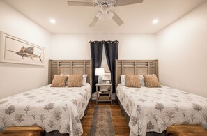 标准房, 2 张大床, 无障碍, 无烟房 (2 Queen Beds 3B) | 特色装修、熨斗/熨衣板、免费 WiFi、床单