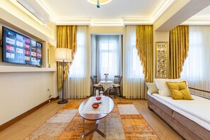 Deluxe Triple with Private Hammam - Annex  Building- 30m2 | Area soggiorno