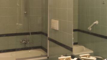 Un baño con ducha, inodoro y lavamanos.