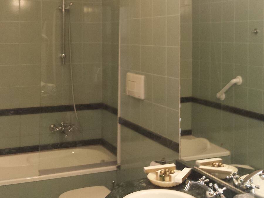 Un baño con ducha, inodoro y lavamanos.