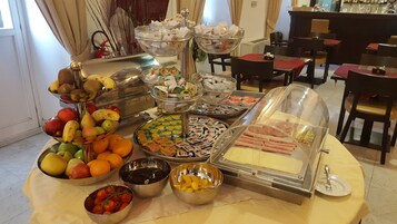 Morgunverðarhlaðborð daglega (5 EUR á mann)