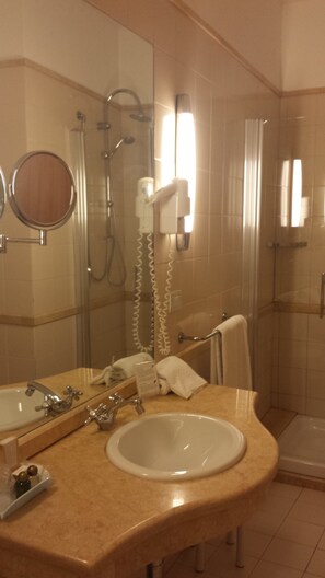 Junior Suite | Bathroom | Shower, free toiletries, hair dryer, bidet - Hotel Due Colonne (Cagliari)