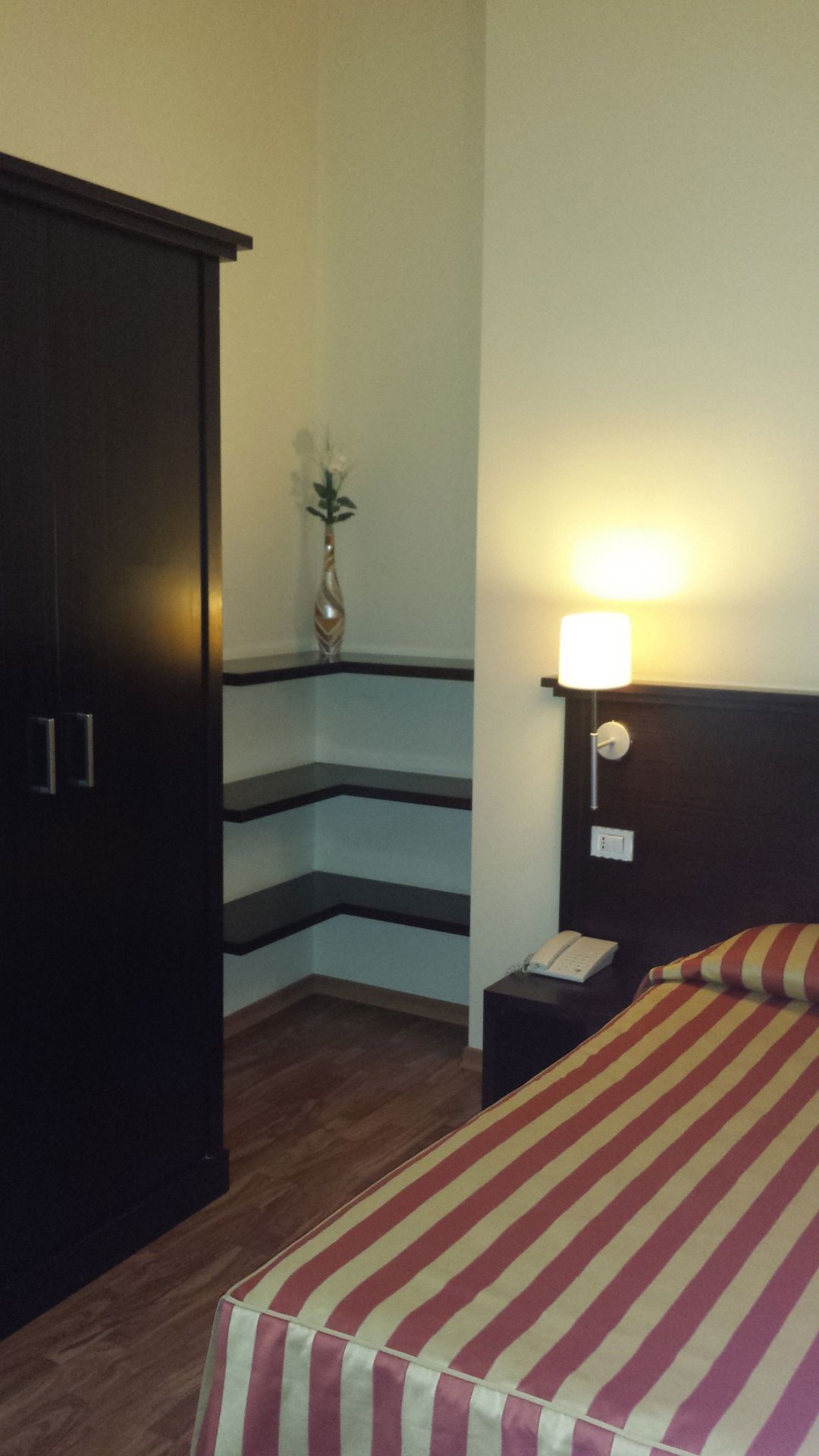 Hypo-allergenic bedding, minibar, in-room safe, desk