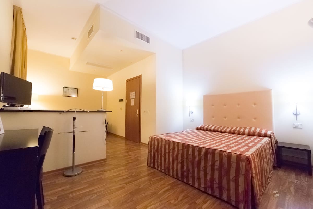 junior suite | hypo-allergenic bedding, minibar, in-room safe, desk