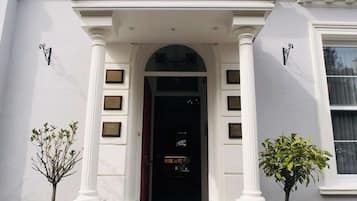 Pintu masuk hartanah