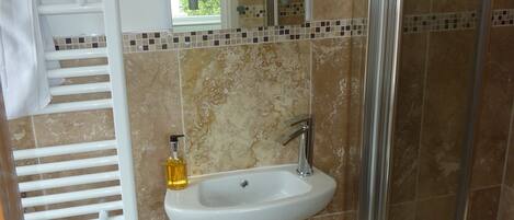 Dobbeltrom, eget bad (King Room 8) | Bad | Dusj, hårføner og håndklær