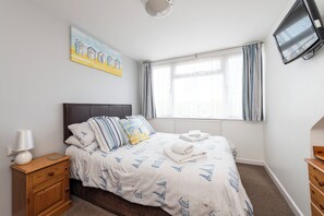 Premium bedding, blackout drapes, iron/ironing board, free WiFi - The Pebbles - B&B (Weymouth)