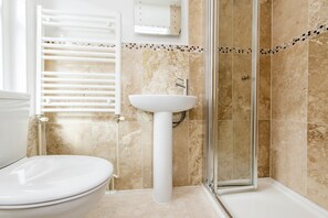 Standard-Doppelzimmer, mit Bad (Small - Room 7) | Badezimmer | Dusche, Haartrockner, Handtücher