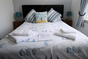 Premium bedding, blackout drapes, iron/ironing board, free WiFi - The Pebbles - B&B (Weymouth)