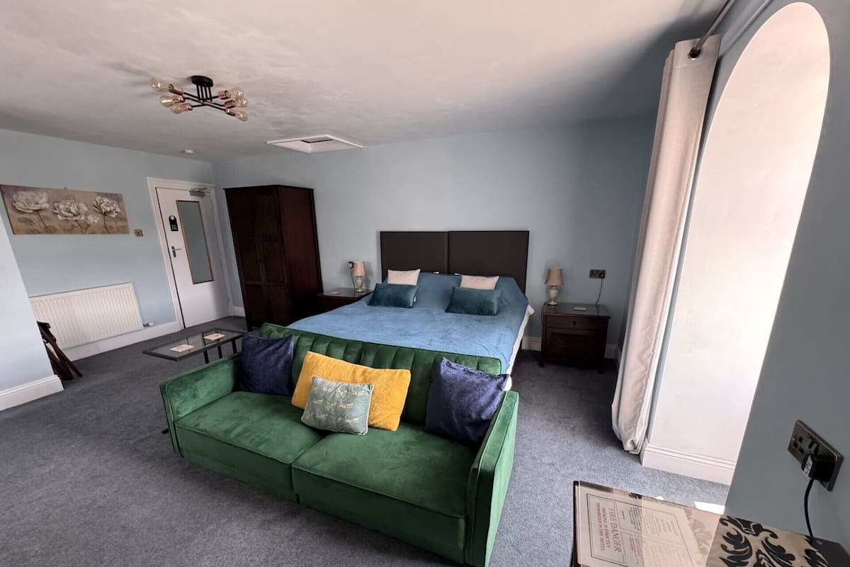 Superior Double Room, Ensuite, Partial Sea View