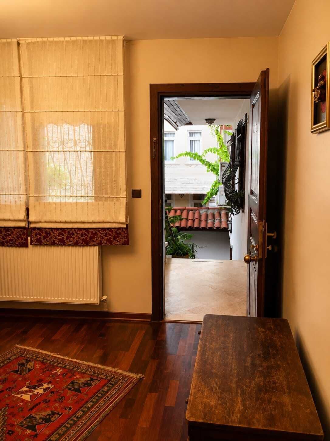 Suite Junior, 1 grand lit, balcon, vue sur le jardin | Draps en coton égyptien, literie de qualité