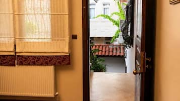 Suite Junior, 1 grand lit, balcon, vue sur le jardin | Draps en coton égyptien, literie de qualité