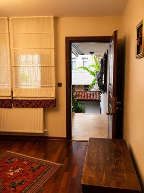 Suite Junior, 1 grand lit, balcon, vue jardin | Draps en coton égyptien, literie de qualité supérieure