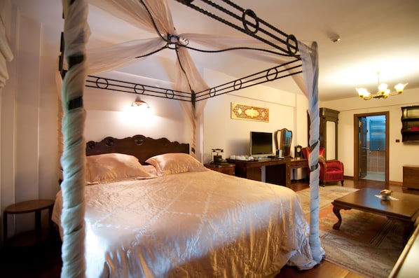 Deluxe Suite, 1 King Bed with Sofa bed, City View | Egyptian cotton sheets, premium bedding, memory foam beds, minibar