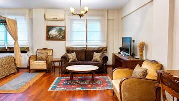 Executive Suite, 1 King Bed with Sofa bed, City View | Egyptian cotton sheets, premium bedding, memory foam beds, minibar