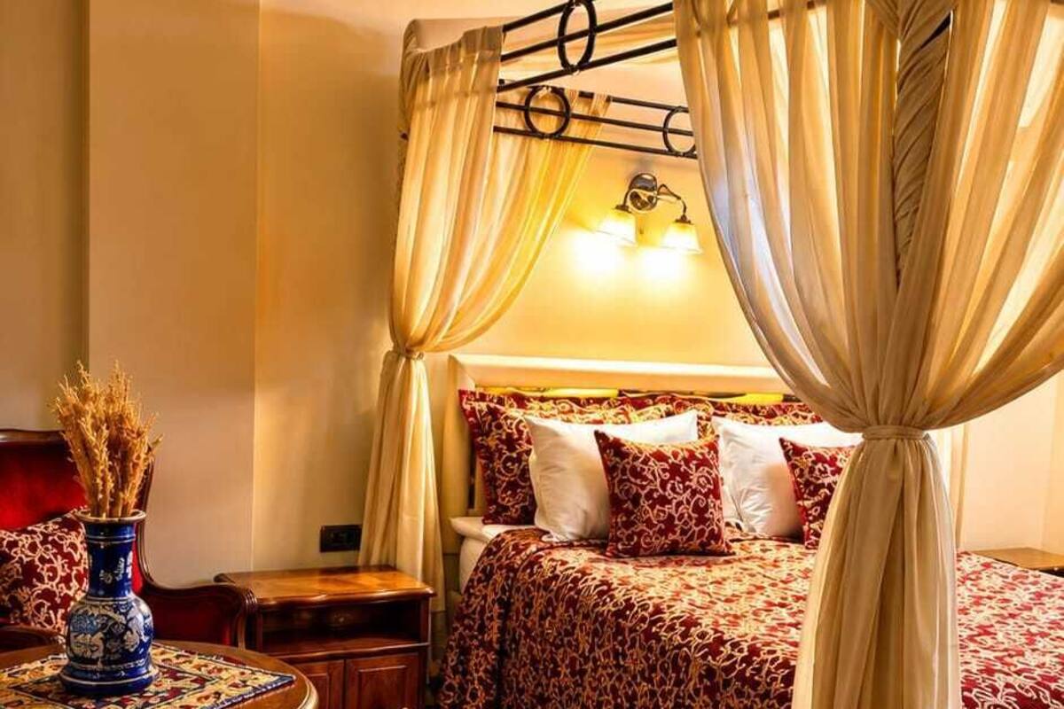 Suite Junior, 1 grand lit, balcon, vue sur le jardin | Draps en coton égyptien, literie de qualité