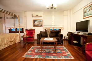 Executive-sviitti, 1 suuri parisänky ja vuodesohva, kaupunkinäköala | Egyptinpuuvillaiset lakanat, ylelliset vuodevaatteet