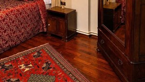 A traditional bedroom with a four-poster bed, a large mirror, and a chandelier. - Villa Sphendone Suites (Istanbul)