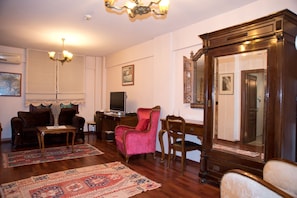 Executive Suite, 1 King Bed with Sofa bed, City View | Egyptian cotton sheets, premium bedding, memory foam beds, minibar