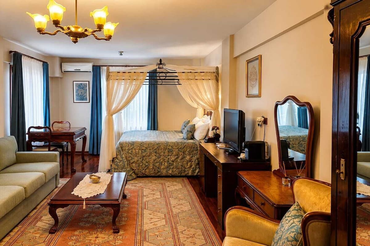 Suite Élite, 1 très grand lit et 1 canapé-lit, vue sur la ville | Draps en coton égyptien, literie de qualité