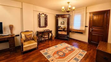 Executive Suite, 1 King Bed with Sofa bed, City View