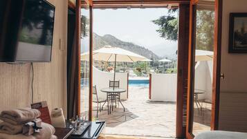 Habitación doble clásica, 1 cama Queen size, vista a la montaña (2) | Ropa de cama de alta calidad, minibar y escritorio