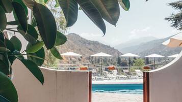 Roupas de cama premium, frigobar, escrivaninha