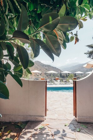 Premium bedding, minibar, desk, laptop workspace - Hotel Casa Arrayan (Santiago)