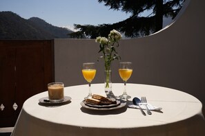 Free daily continental breakfast - Hotel Casa Arrayan (Santiago)