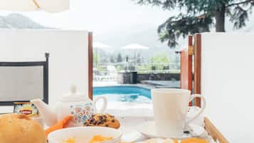 Habitación clásica doble, 1 habitación, balcón, vistas a la montaña (3) | Ropa de cama de alta calidad, minibar, escritorio