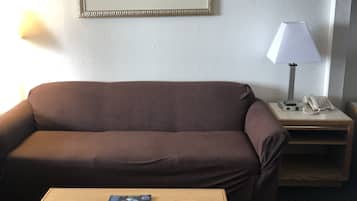 Standard Room, 1 Queen Bed | Living area