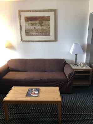 Standard Room, 1 Queen Bed | Living area - Four Winds Motel (Depoe Bay)