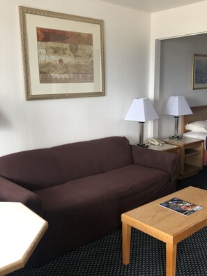 Standardzimmer, 1 Queen-Bett | Wohnbereich | Fernseher